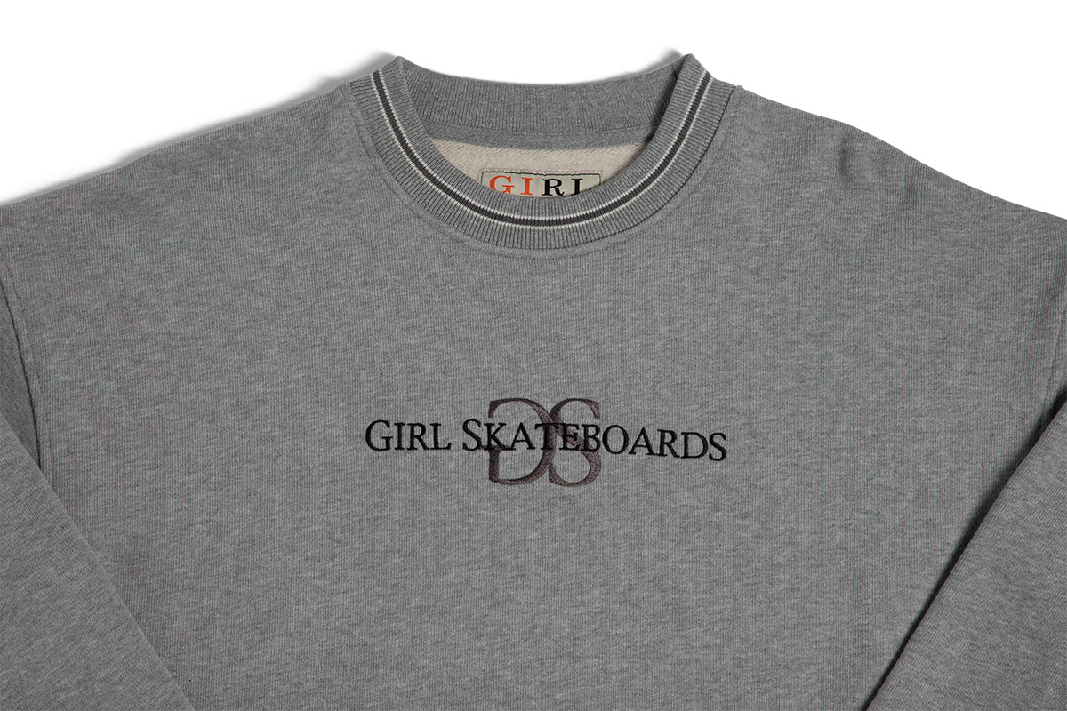 Girl Skateboards trøje i grå med klassisk broderet logo på fronten
