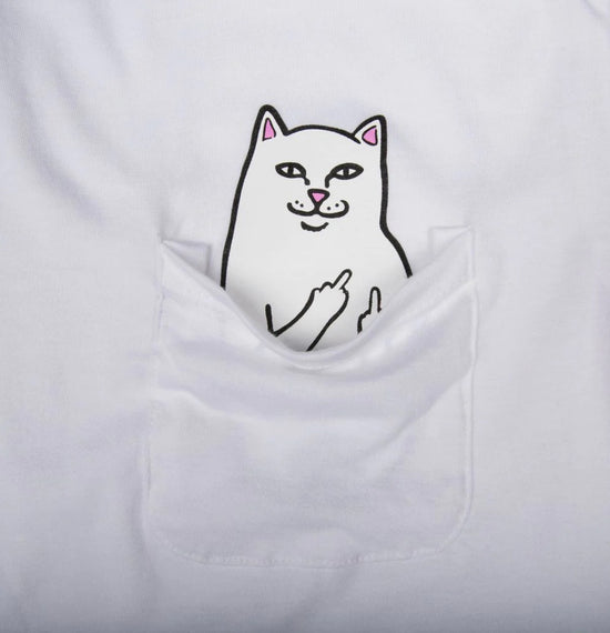 Nærbillede af Lord Nermal pocket tee fra RIPNDIP hvor katten rækker fuck fra lommen
